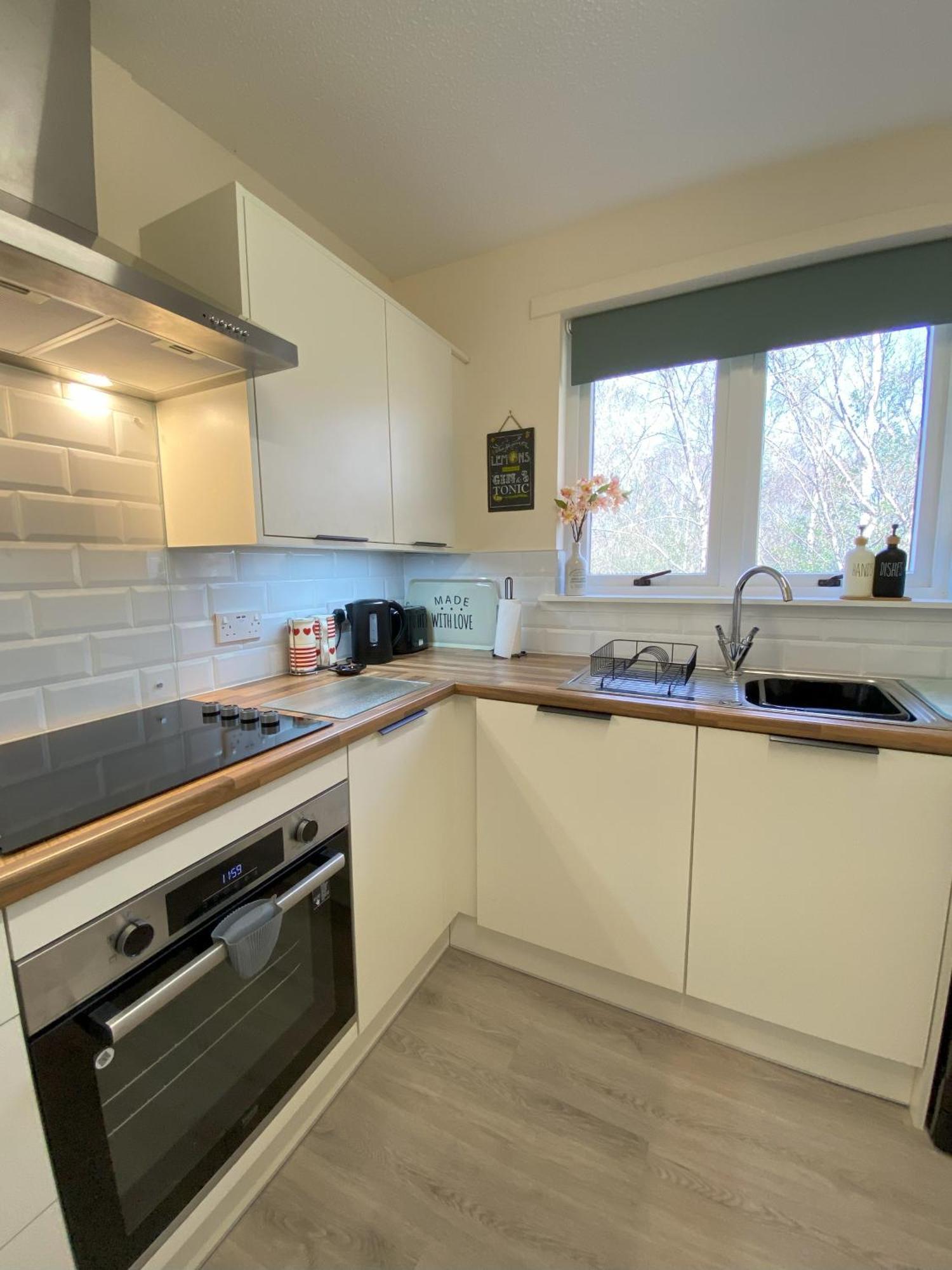 Treetops - Bright 2 Bed Flat - Super Location Apartment *